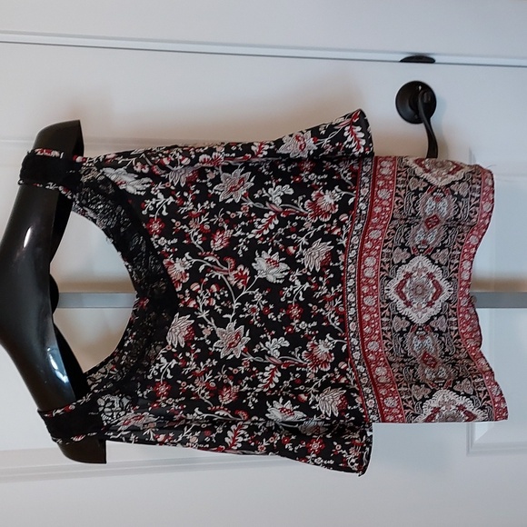 Black w/ White & Red Floral w/ Lace Accent and Bell Sleeves Size L - Picture 6 of 12